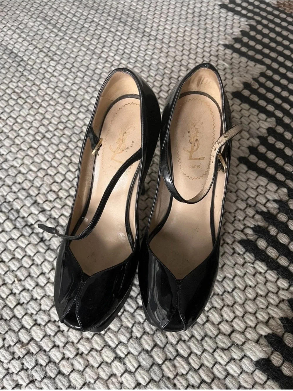 Yves Saint Laurent chic peep
